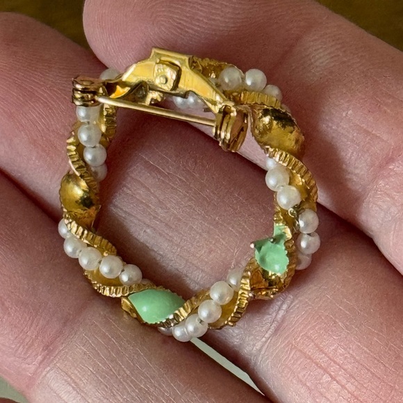 Vintage Gold Tone Wreath Brooch with Faux Pearls and Green Enamel Leaves - Picture 6 of 7